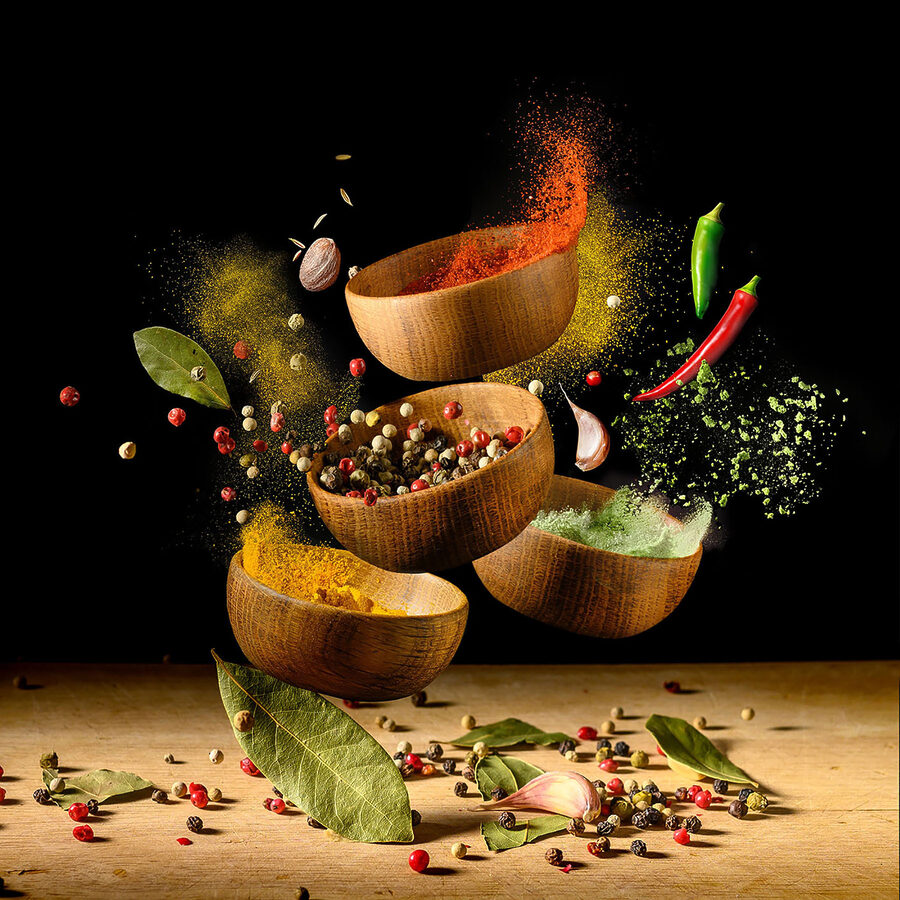 Un grup de boluri cu condimente și ierburi aromatice