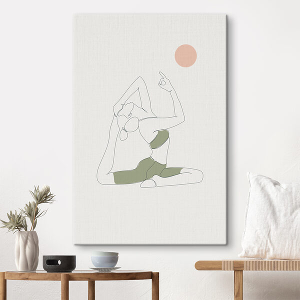 O femeie care face yoga O femeie care face yoga