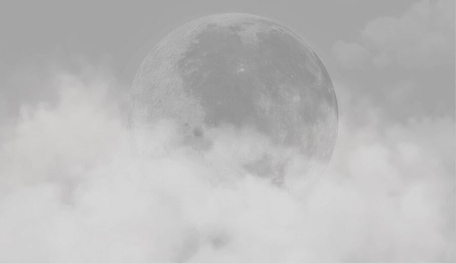 O lună în nori