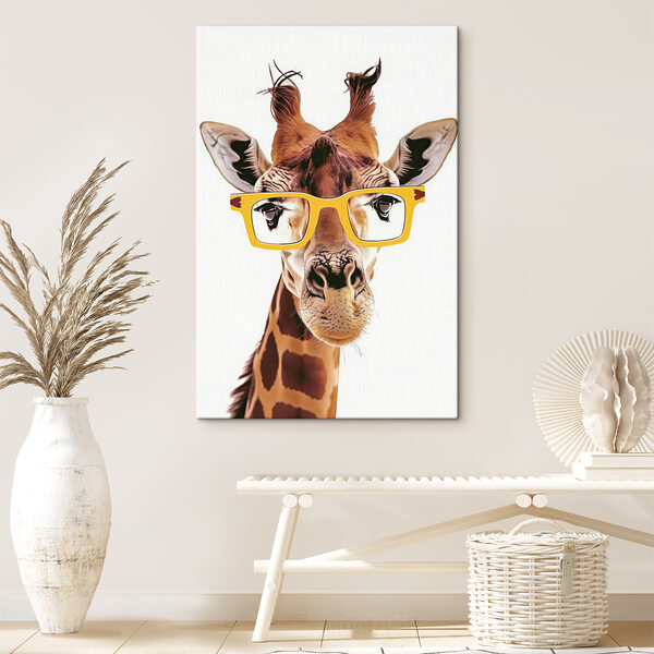 O girafă care poartă ochelari galbeni O girafă care poartă ochelari galbeni