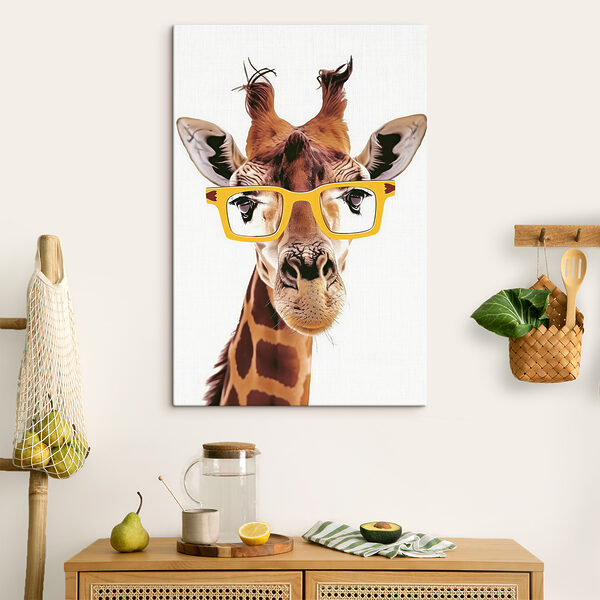 O girafă care poartă ochelari galbeni O girafă care poartă ochelari galbeni