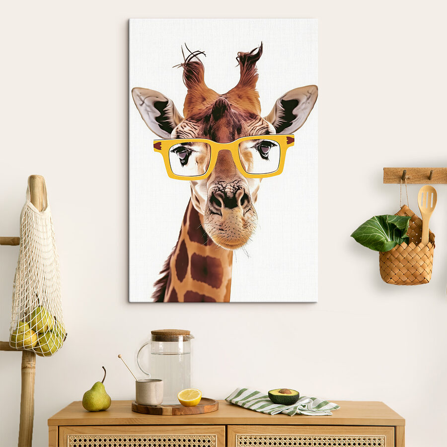 O girafă care poartă ochelari galbeni
