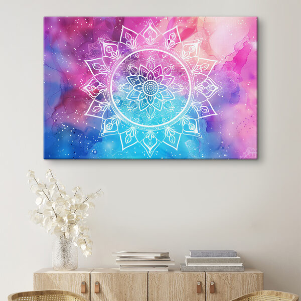 O mandala albă pe un fundal colorat O mandala albă pe un fundal colorat