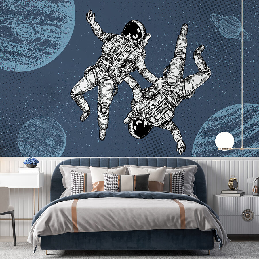 Doi astronauți plutind în spațiu