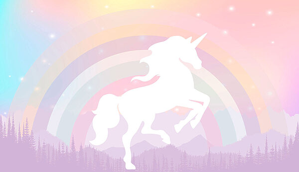 Un unicorn cu un curcubeu și munți Un unicorn cu un curcubeu și munți