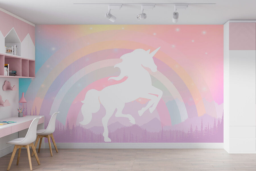 Un unicorn cu un curcubeu și munți