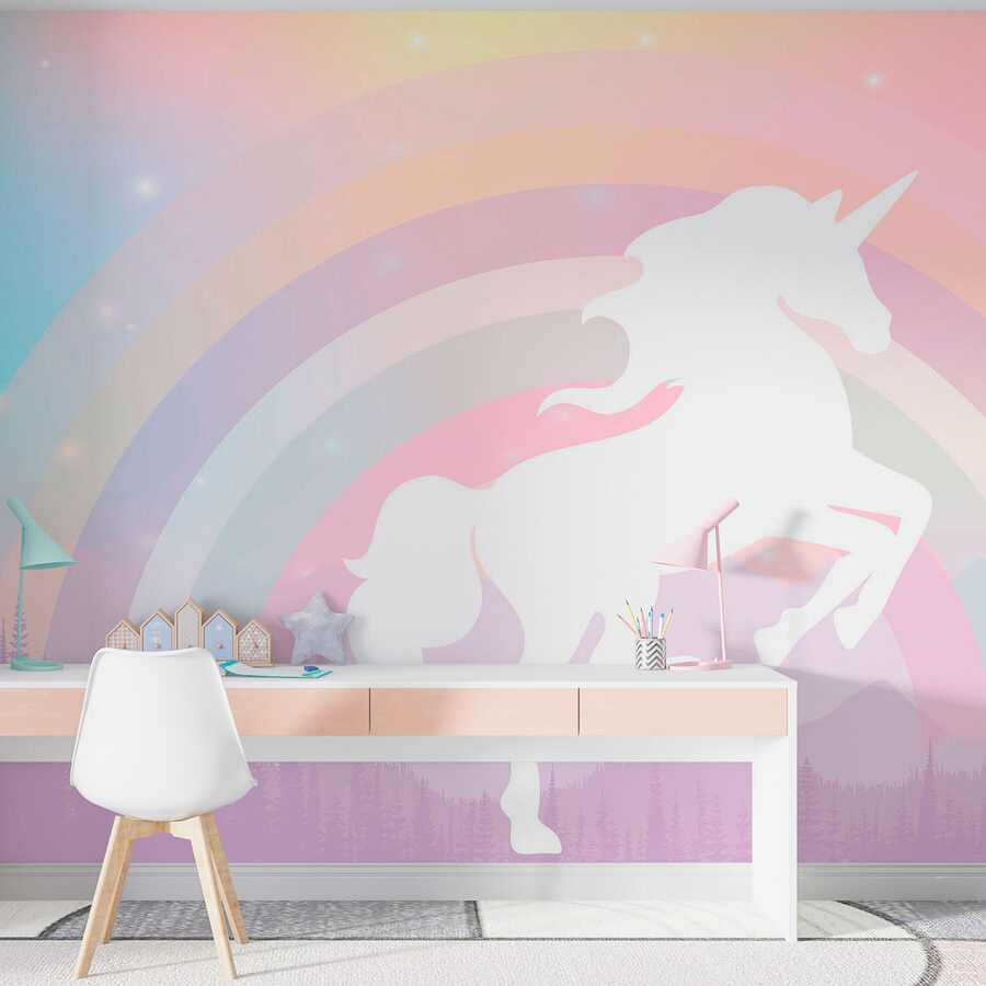 Un unicorn cu un curcubeu și munți