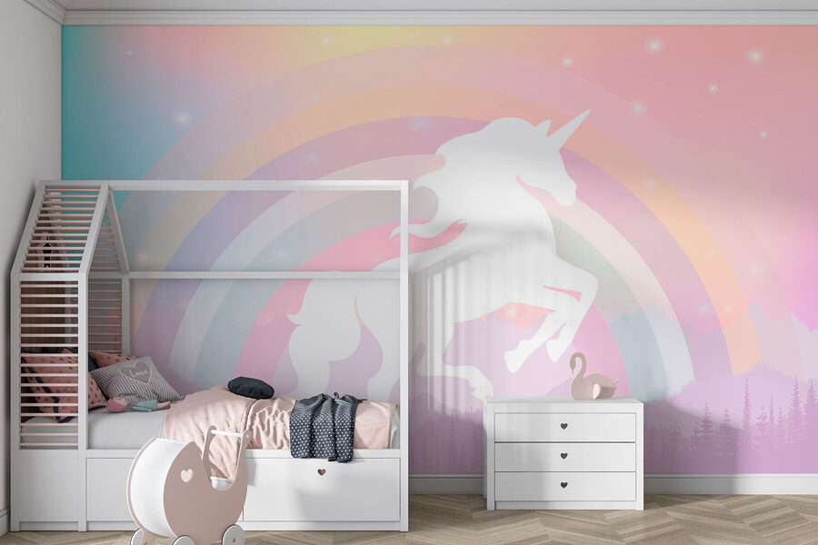 Un unicorn cu un curcubeu și munți