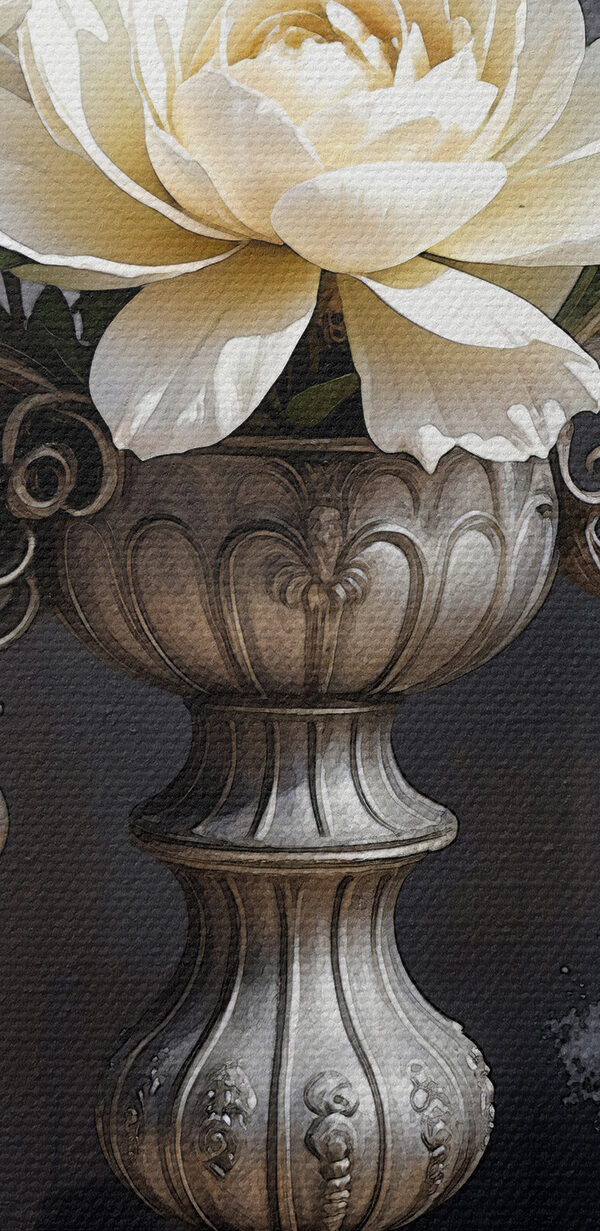 Un candelabru de argint cu flori albe Un candelabru de argint cu flori albe