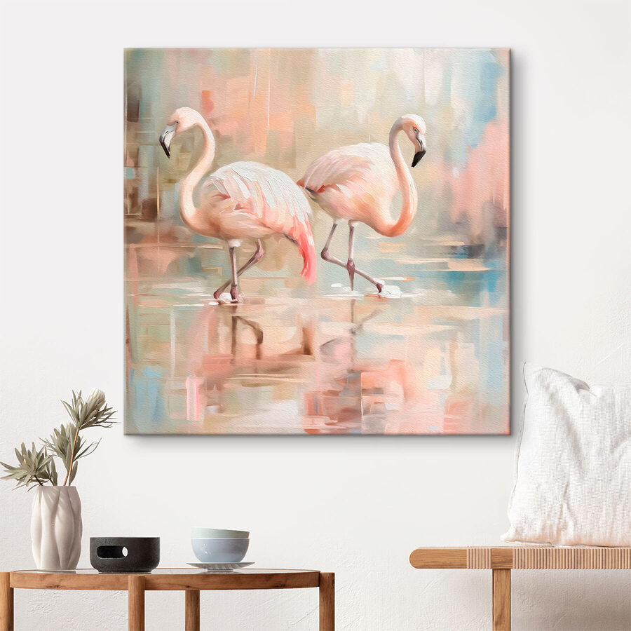 Două flamingo mergând pe apă