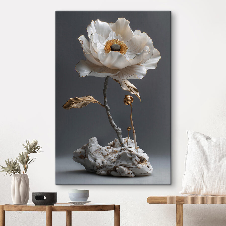 Sculptură florală elegantă din porțelan expusă.