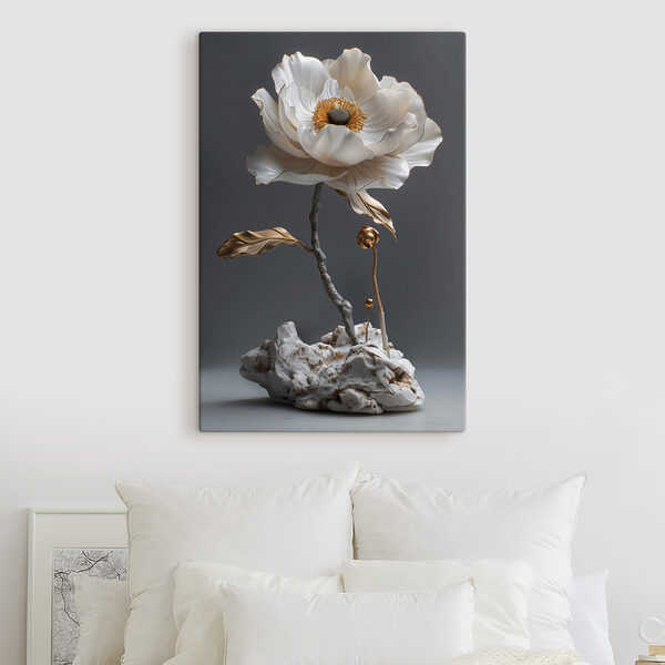 Sculptură florală elegantă din porțelan expusă. Sculptură florală elegantă din porțelan expusă.