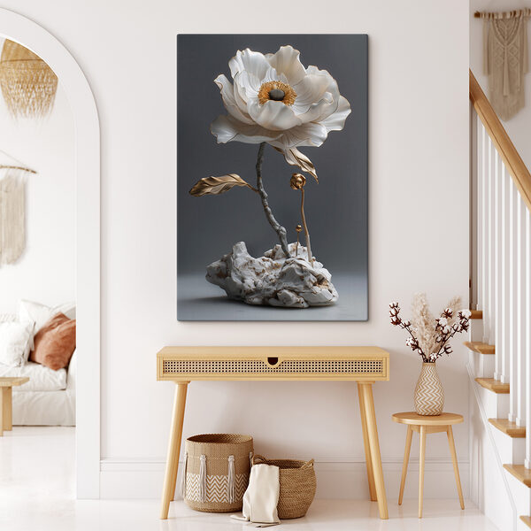Sculptură florală elegantă din porțelan expusă. Sculptură florală elegantă din porțelan expusă.