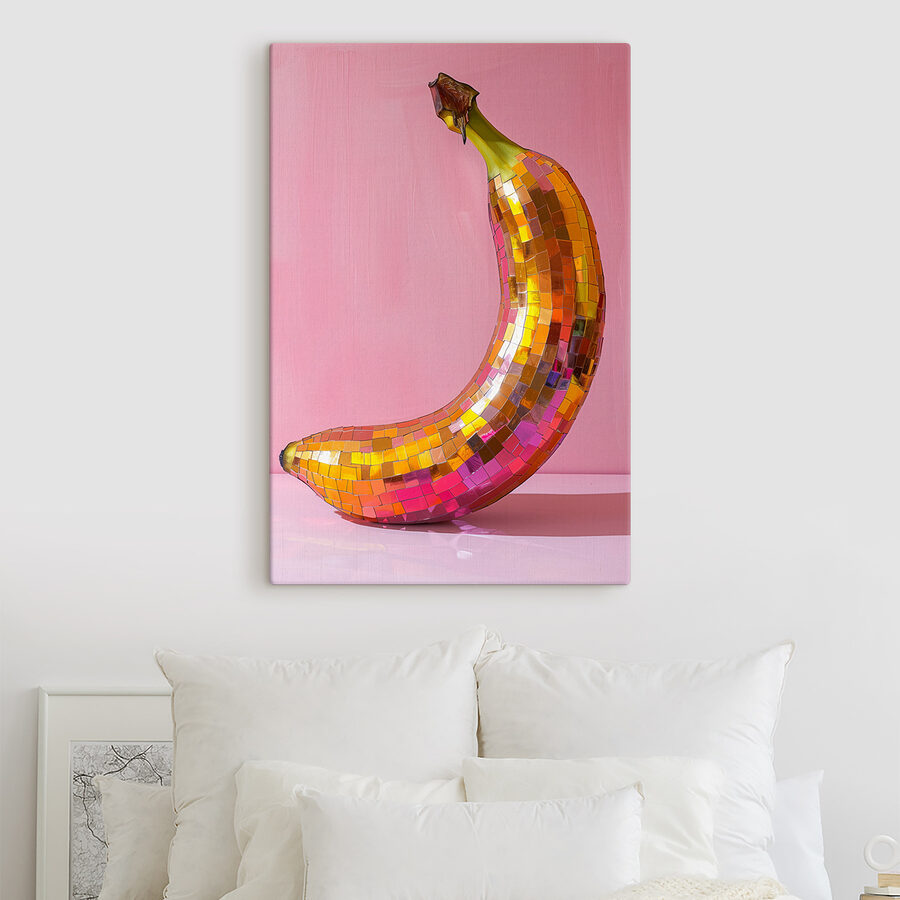 Banană oglindă colorată pe un fundal roz