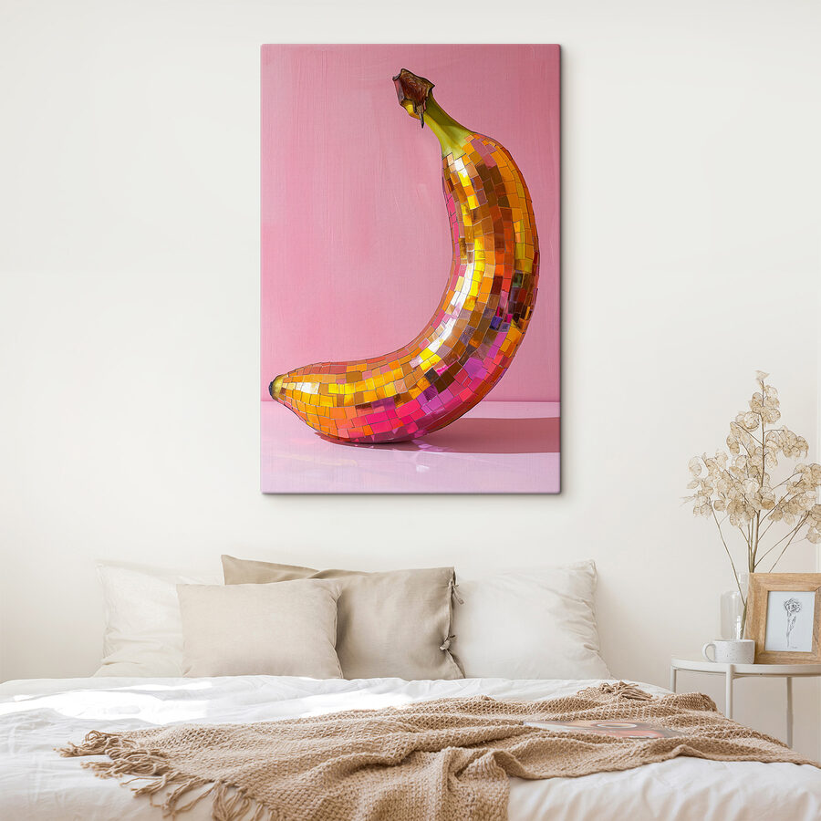 Banană oglindă colorată pe un fundal roz