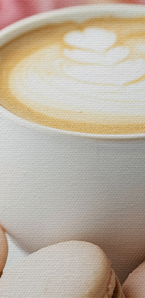 Ceașcă de cafea și prăjituri pe o farfurie Ceașcă de cafea și prăjituri pe o farfurie