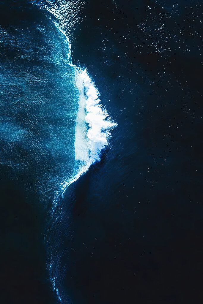 Wave crashing into the ocean Wave crashing into the ocean