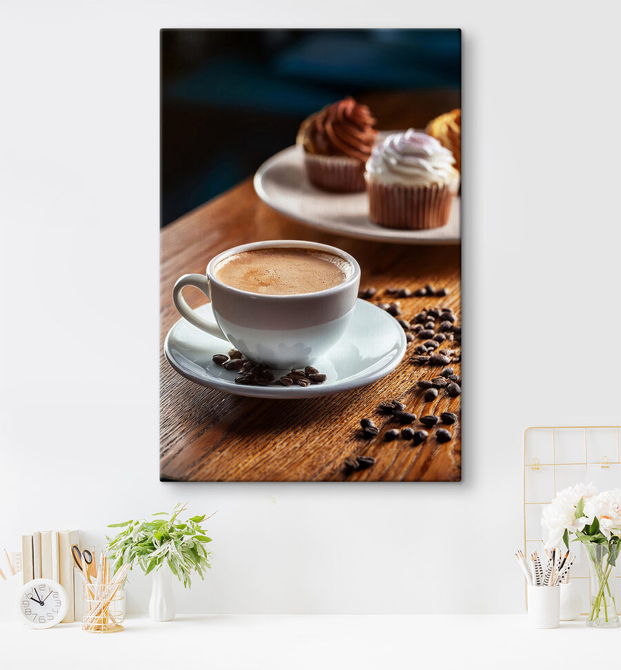 Ceașcă de cafea și cupcakes pe o masă
