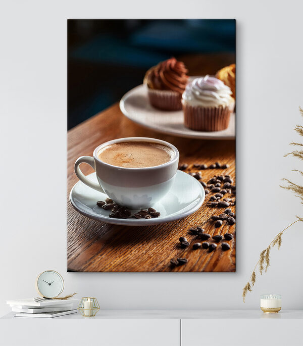 Ceașcă de cafea și cupcakes pe o masă Ceașcă de cafea și cupcakes pe o masă