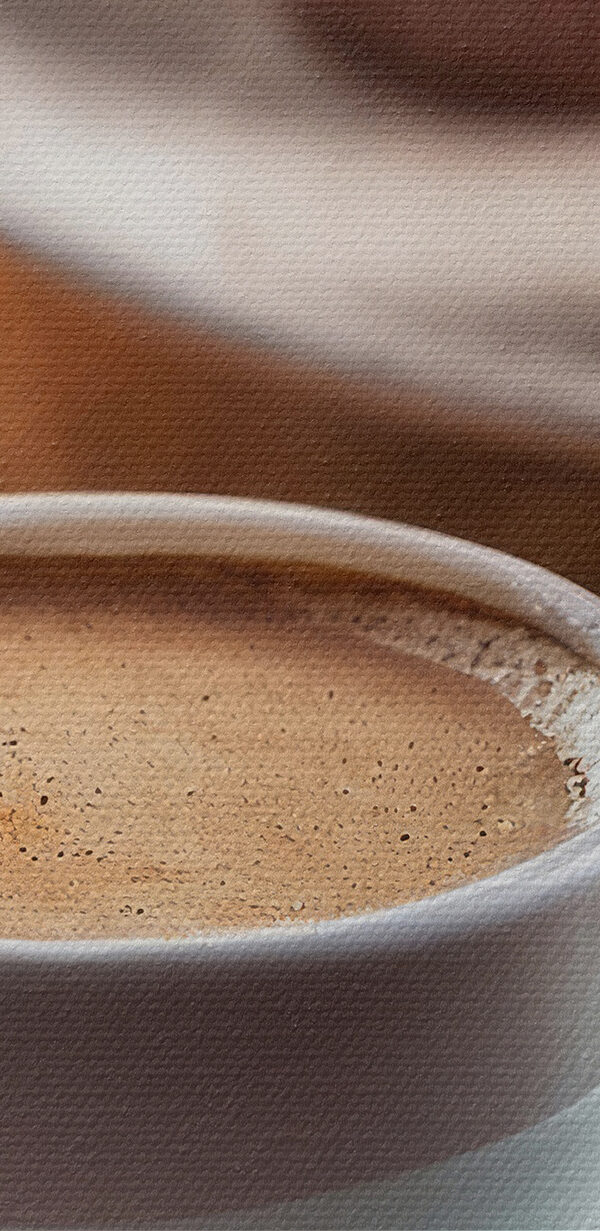 Ceașcă de cafea și cupcakes pe o masă Ceașcă de cafea și cupcakes pe o masă