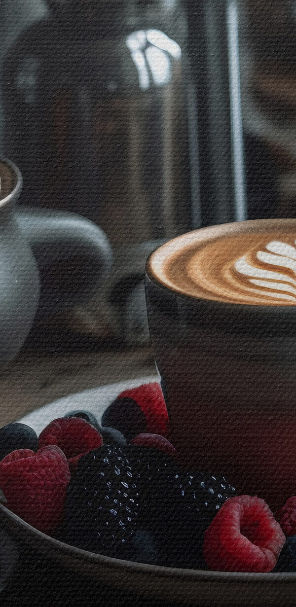 Ceașcă de cafea cu un latte art pe o farfurie cu fructe și cereale Ceașcă de cafea cu un latte art pe o farfurie cu fructe și cereale