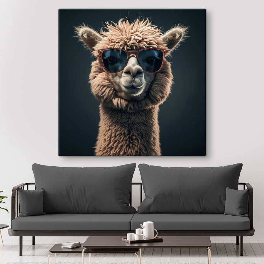 Llama poartă ochelari de soare