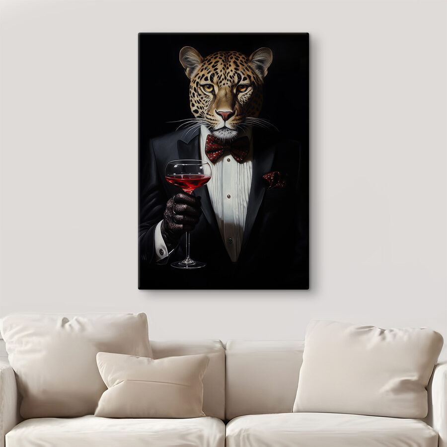 Leopard purtând un costum și papion ținând un pahar de vin