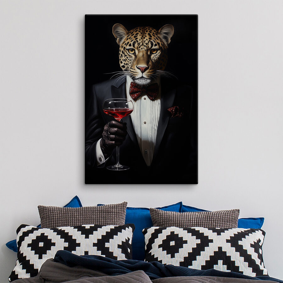 Leopard purtând un costum și papion ținând un pahar de vin