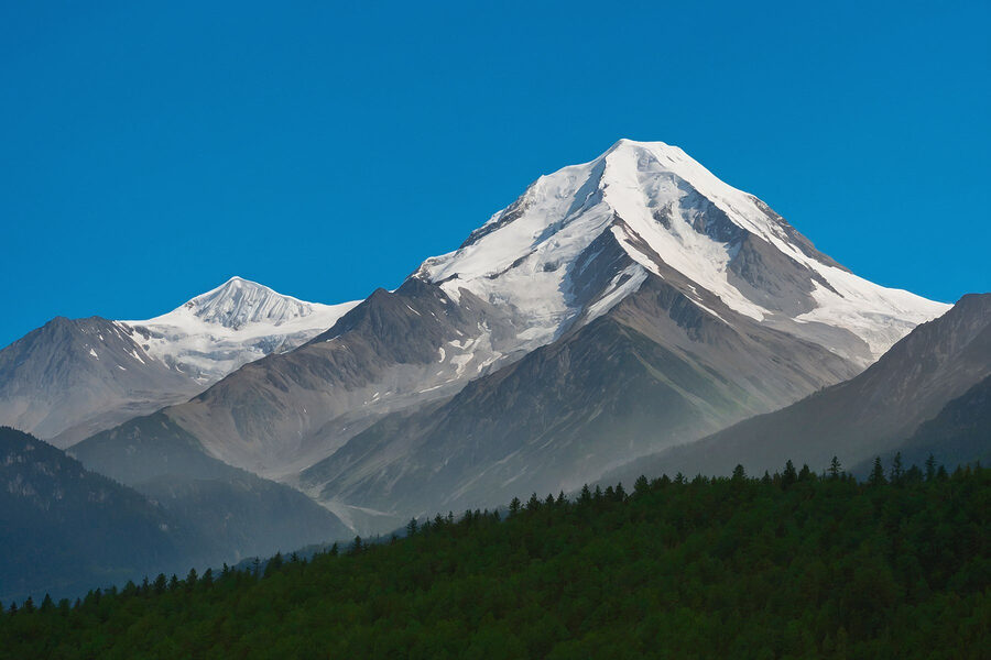 Munte cu zăpadă pe vârf Munte cu zăpadă pe vârf
