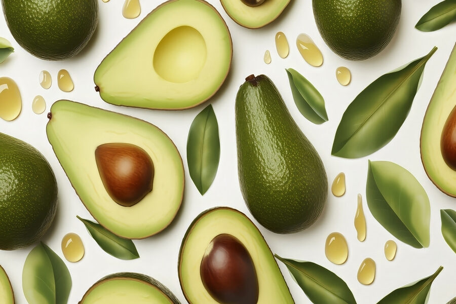 Avocado și avocado cu frunze și picături de apă