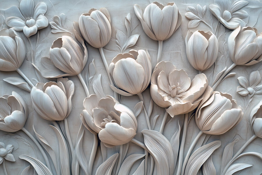 Floare albă sculptată pe un perete