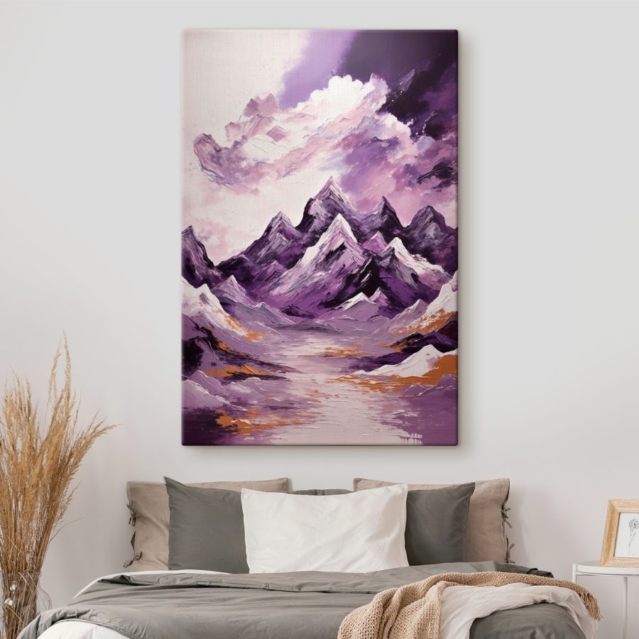 Munți violet cu nori și cer violet Munți violet cu nori și cer violet