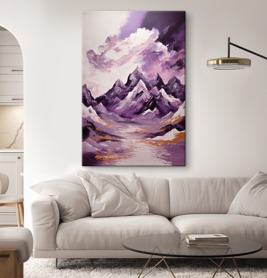 Munți violet cu nori și cer violet Munți violet cu nori și cer violet