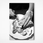 Tablouri Femeie care ține o lingură și o stridie