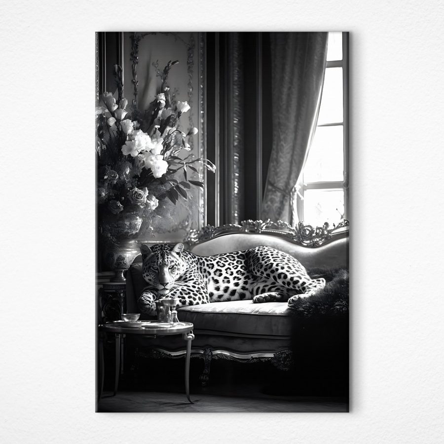 Leopard întins pe o canapea