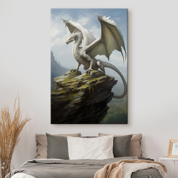 Dragon alb pe o stâncă Dragon alb pe o stâncă