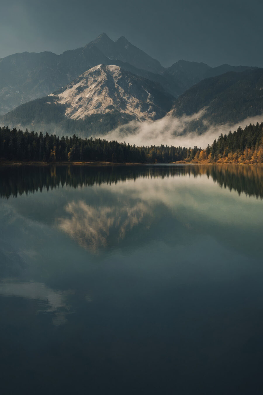 Lac cu copaci și munți în fundal Lac cu copaci și munți în fundal