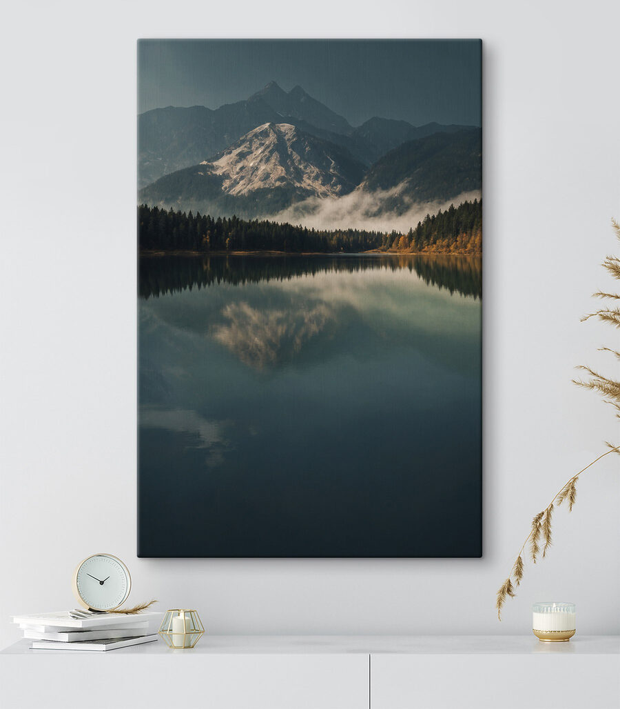 Lac cu copaci și munți în fundal Lac cu copaci și munți în fundal