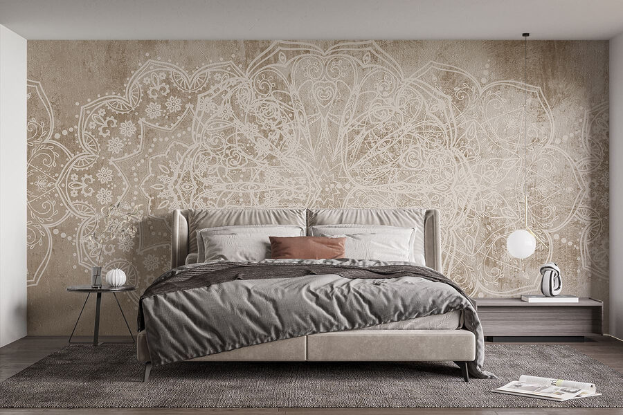 Design ornamentat alb pe o suprafață maro