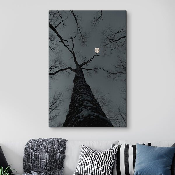 Copac cu luna în fundal Copac cu luna în fundal