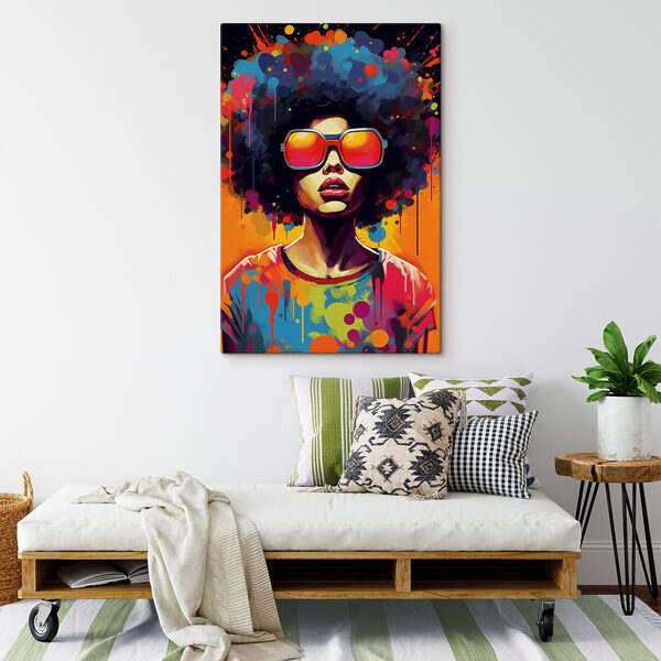 Femeie cu afro mare purtând ochelari de soare Femeie cu afro mare purtând ochelari de soare
