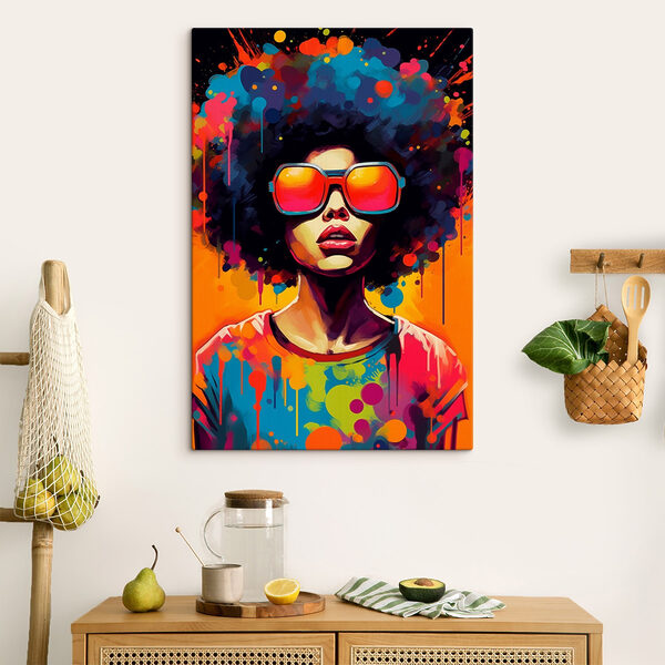 Femeie cu afro mare purtând ochelari de soare Femeie cu afro mare purtând ochelari de soare