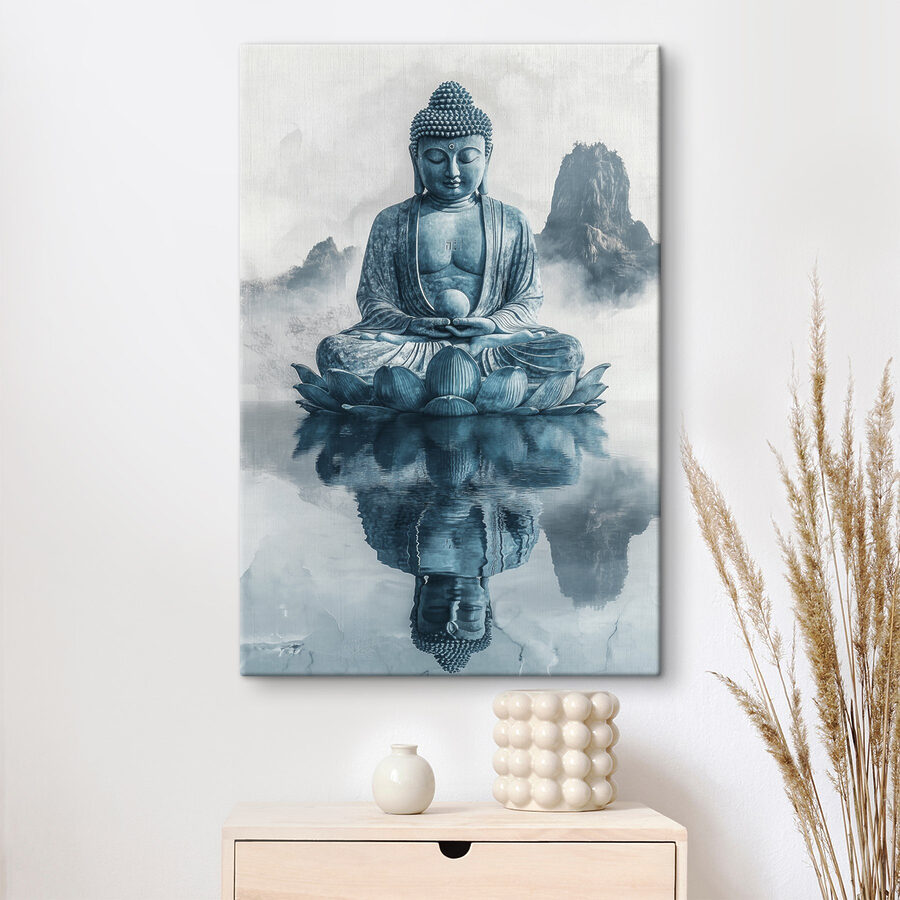Statuia unei persoane care stă pe o floare de lotus în apă Statuia unei persoane care stă pe o floare de lotus în apă