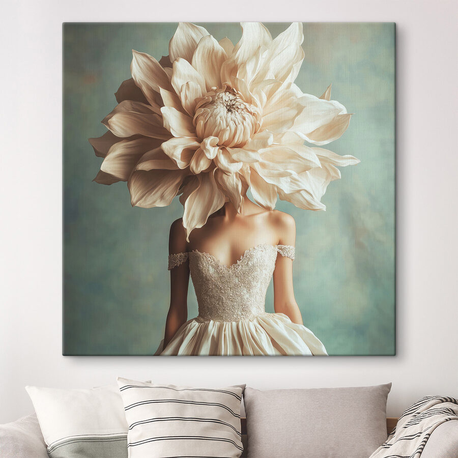 Femeie purtând o rochie cu o floare mare pe cap