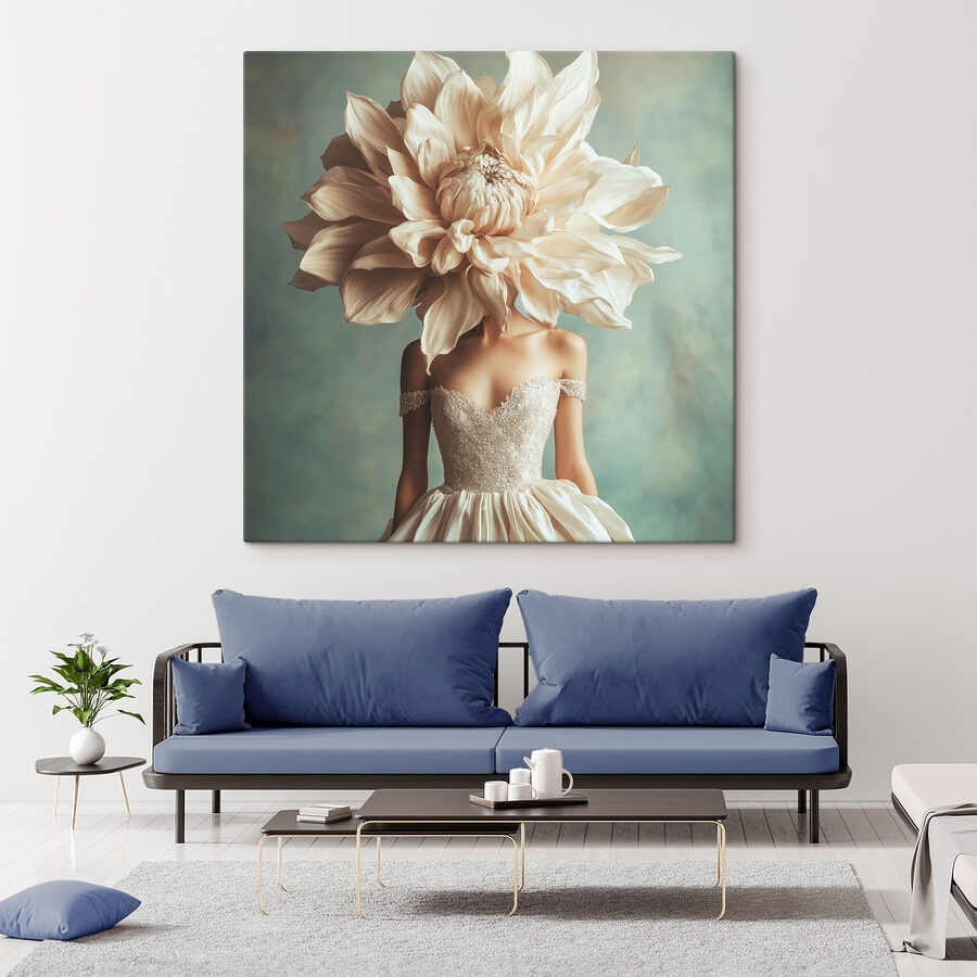 Femeie purtând o rochie cu o floare mare pe cap