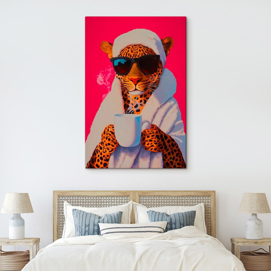 Pictura unui leopard care poartă un halat și ochelari de soare și ține o ceașcă