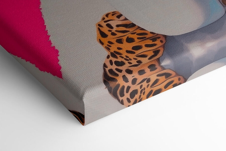 Pictura unui leopard care poartă un halat și ochelari de soare și ține o ceașcă
