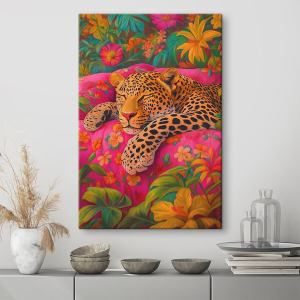 Leopard dormind pe o canapea roz Leopard dormind pe o canapea roz