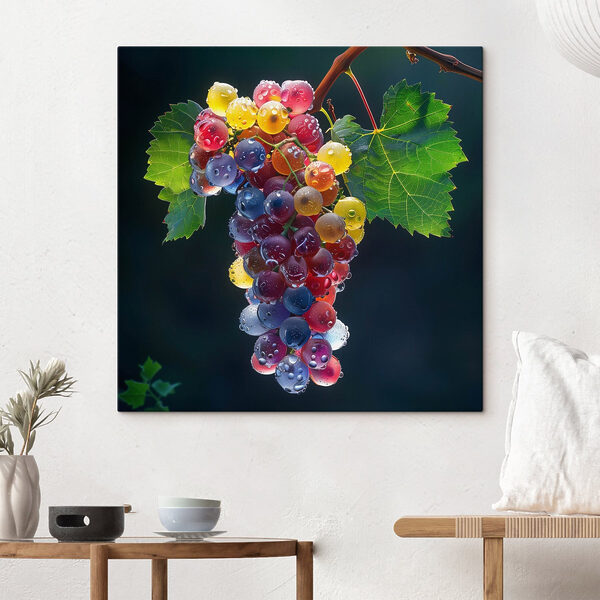 Buchet de struguri colorați cu picături de apă pe ei Tablouri Buchet de struguri colorați cu picături de apă pe ei