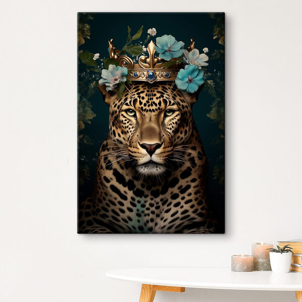 Leopard cu o coroană și flori Leopard cu o coroană și flori